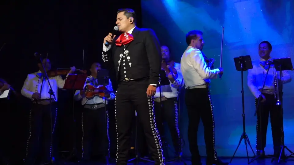 Arturo Carmona sorprendió al público al subir al escenario para interpretar un “palomazo” junto a Adrián Bedolla./ Especial