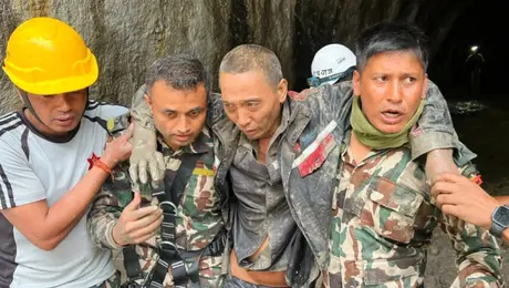 Milagro en Nepal: encuentran con vida a dos personas 10 días después de las inundaciones