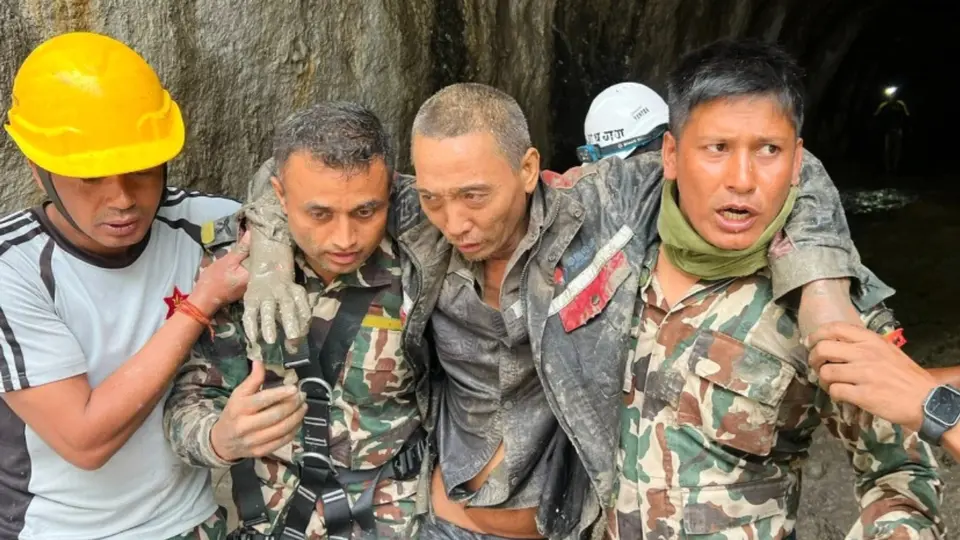 Milagro en Nepal: encuentran con vida a dos personas 10 días después de las inundaciones