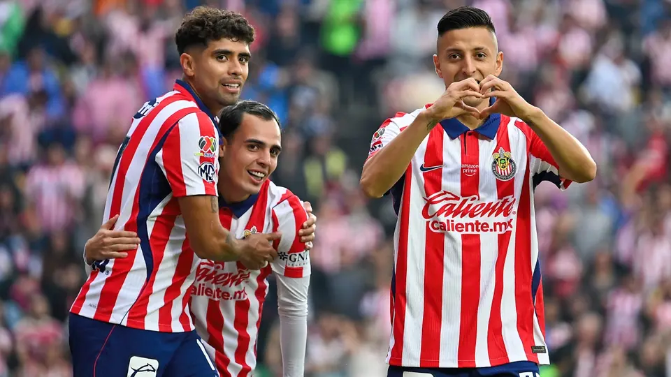 'Piojo' Alvarado festeja con Chivas en la Liga MX | IMAGO 7