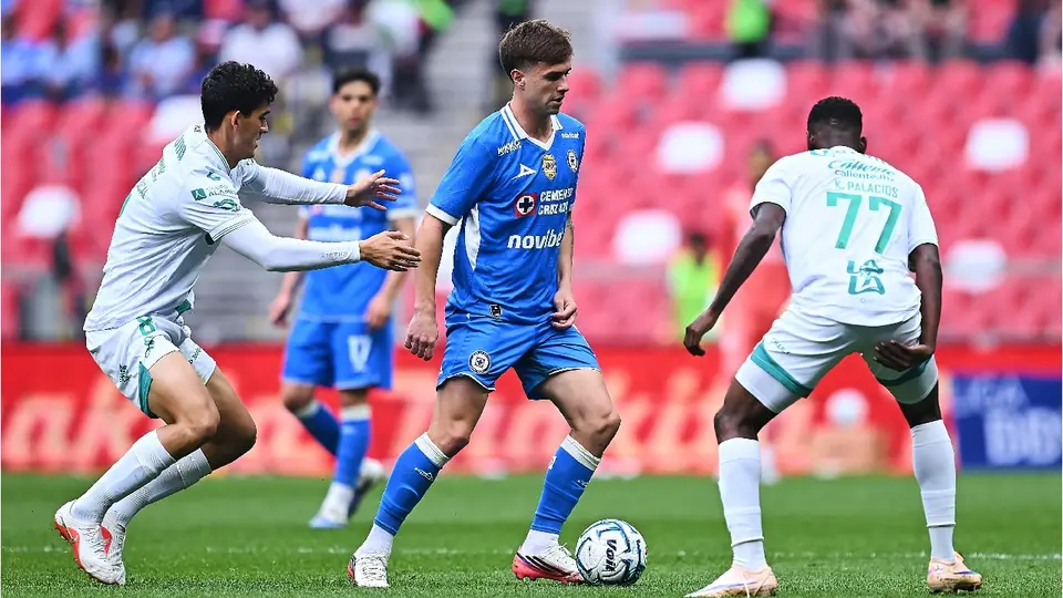 Palavecino de Cruz Azul, enfrentando a Santos en Liga MX | MEXSPORT