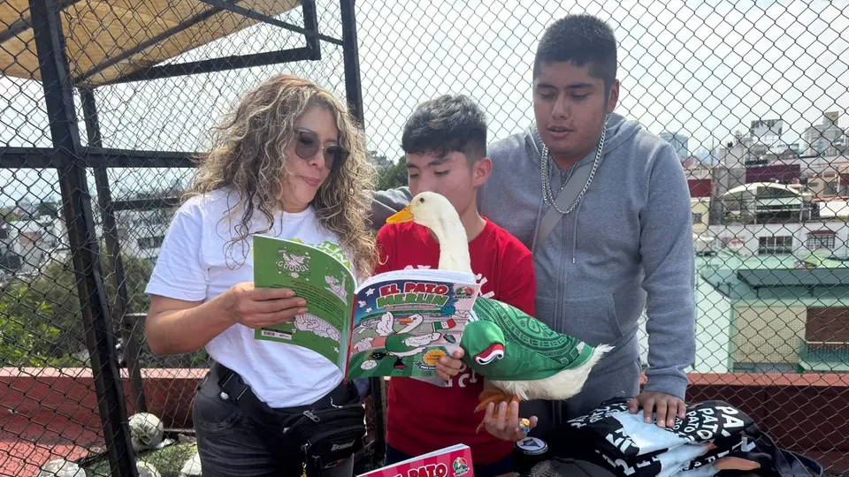 Durante la presentación, Merlín dejó la huella de su patita en una de las páginas de sus libros./ Georgina Sánchez