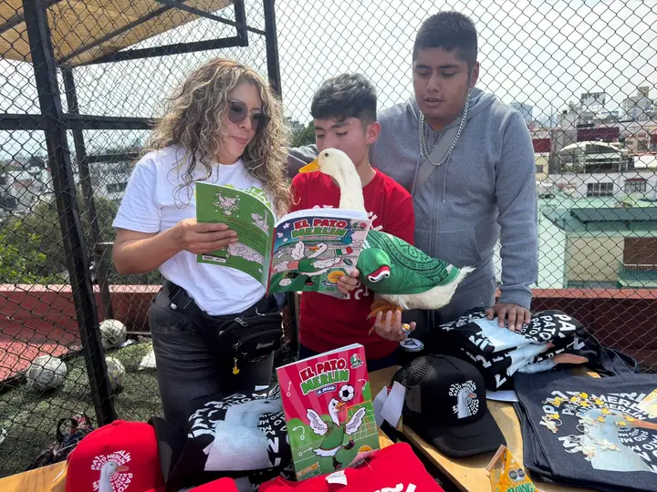 Durante la presentación, Merlín dejó la huella de su patita en una de las páginas de sus libros./ Georgina Sánchez