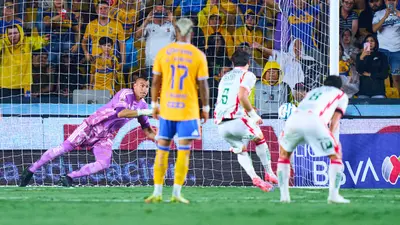 ¡Contra todos y por todo! Nahuel Guzmán ataja penalti a Necaxa