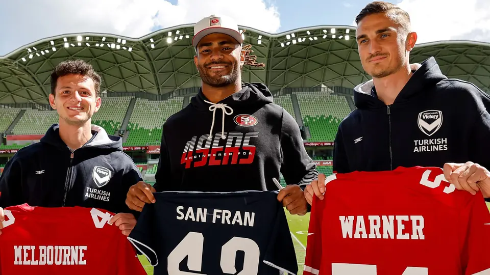 Fred Warner con los jugadores del Victory | IG 49ers