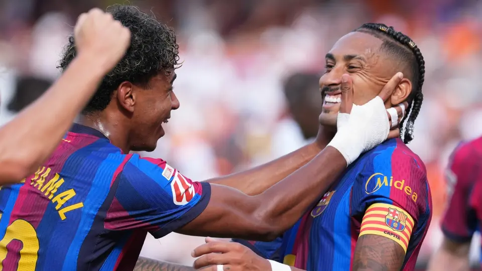 Lamine Yamal y Raphinha celebran con Barcelona en LaLiga | AP
