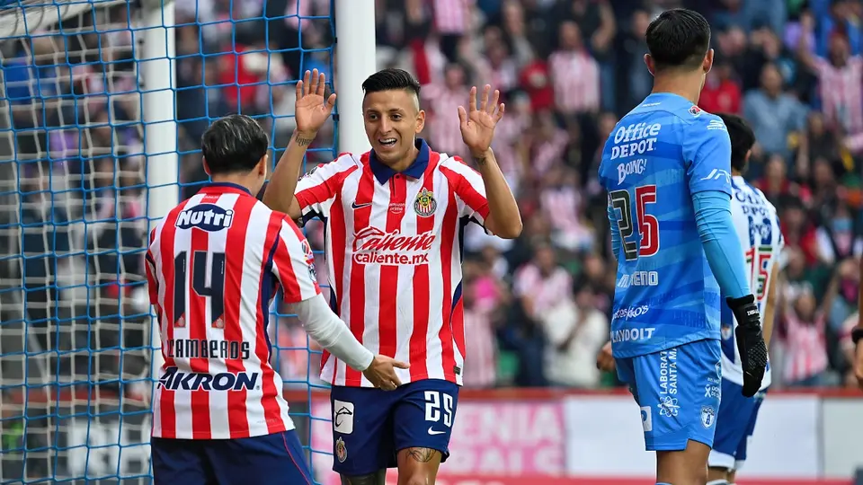 'Piojo' Alvarado en celebración con Chivas | IMAGO 7