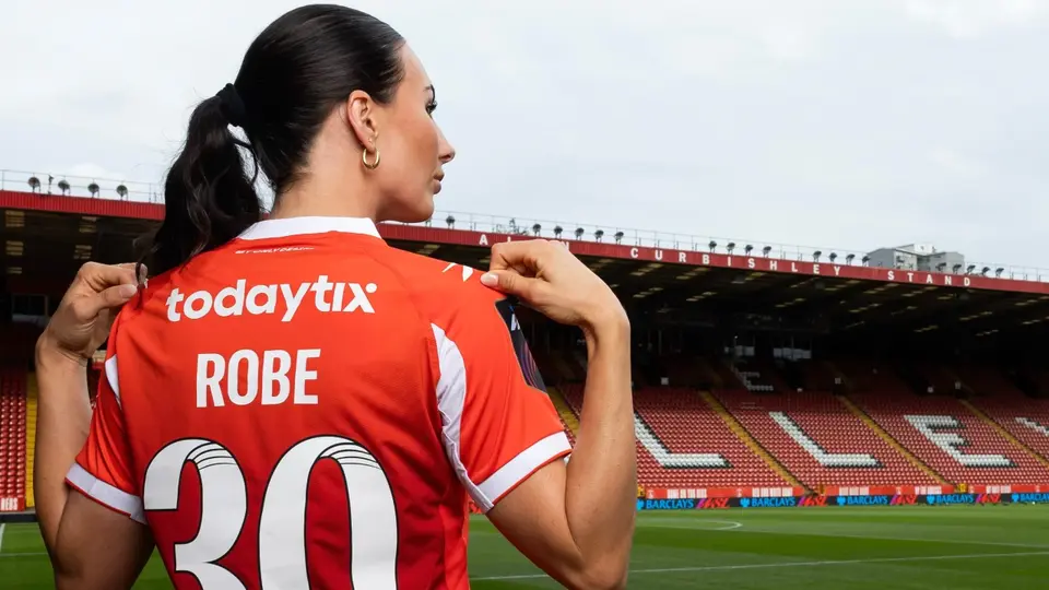 Leighanne Robe en su presentación como jugadora de Charlton FC | INSTAGRAM: @leighannerobe