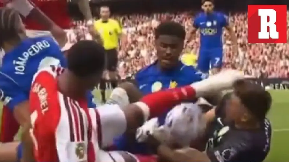 Dibu Martínez recibe escalofriante patada en la cara en el Arsenal vs Chelsea