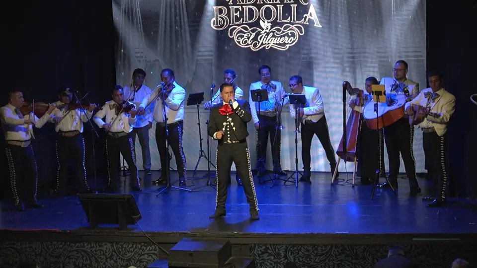 Adrián Bedolla “El Jilguero” celebra 16 años de trayectoria con rotundo éxito y lleno total en el Teatro Centenario Coyoacán
