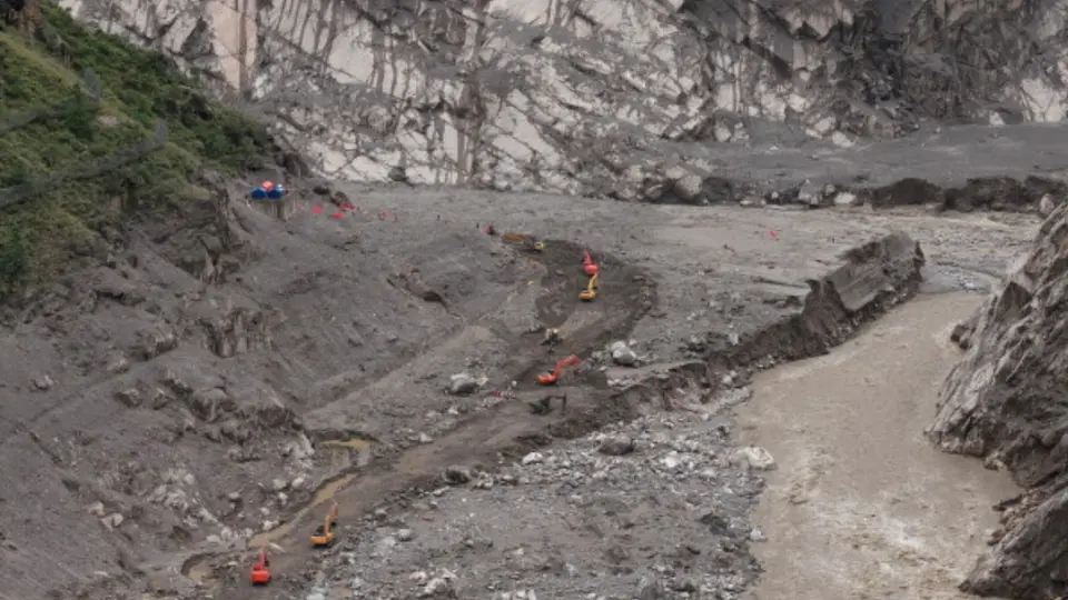 Las inundaciones del río Bhote Koshi provocaron graves daños en viviendas, caminos, puentes e instalaciones hidroeléctricas de Nepal. / AP