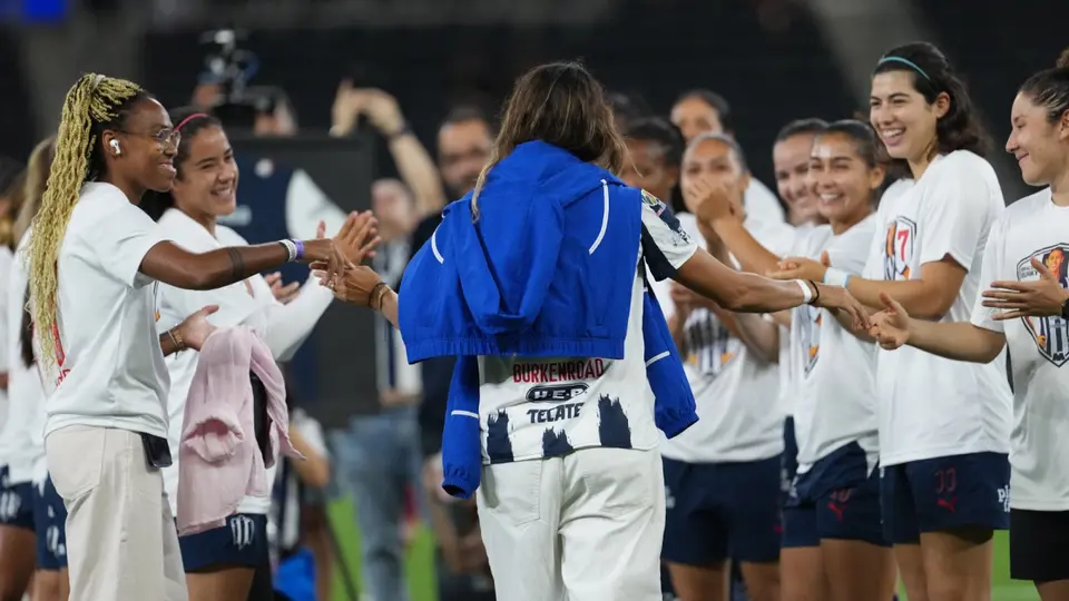 Jugadoras de Rayadas despiden a Christina Burkenroad | IMAGO 7