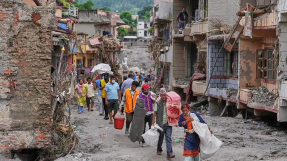 Las fuertes inundaciones registradas el 26 de agosto dejaron miles de personas desaparecidas y amplias zonas afectadas en Nepal. / AP