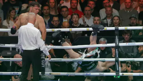 VIDEO: Boxeador recibe golpe ilegal en la nuca y sale despedido del ring