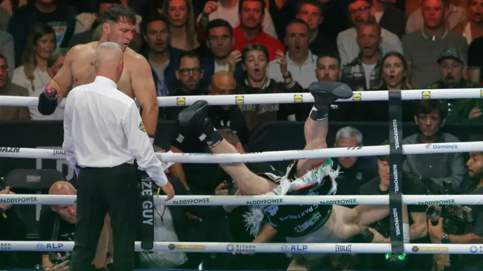 VIDEO: Boxeador recibe golpe ilegal en la nuca y sale despedido del ring
