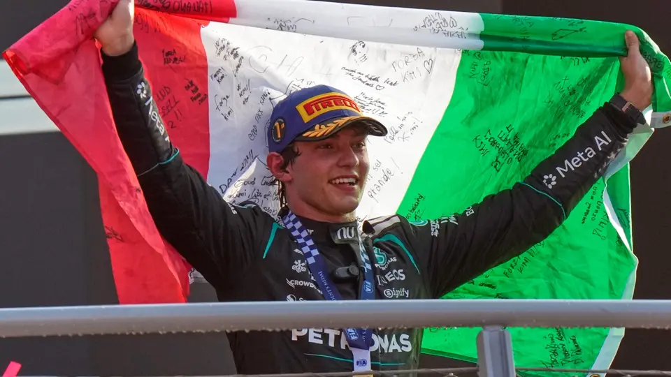 Andrea Kimi Antonelli en el podio del Gran Premio de Italia | AP