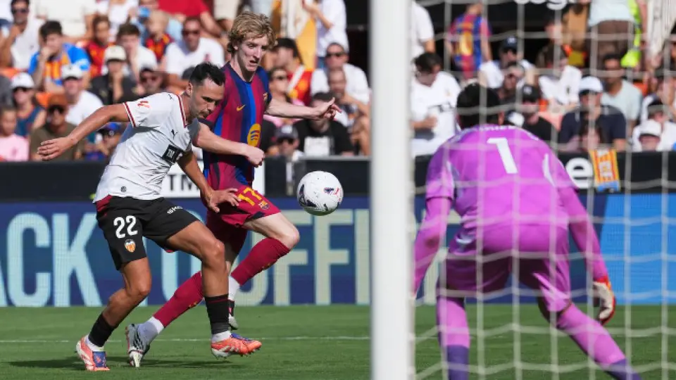 Anthony Gordon en la victoria del Barcelona | AP