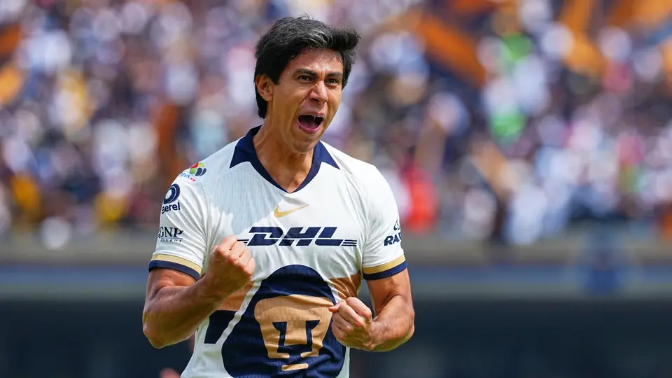Macías en celebración de un gol con Pumas | IMAGO 7