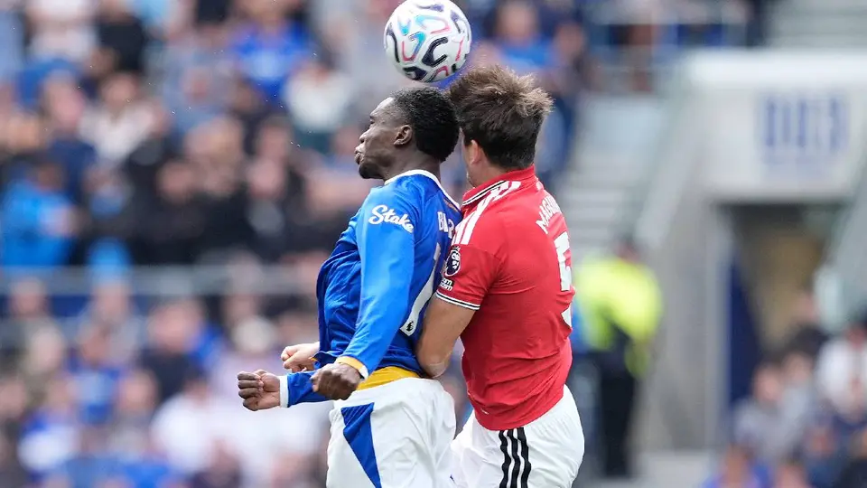 Harry Maguire y Thierno Barry | AP