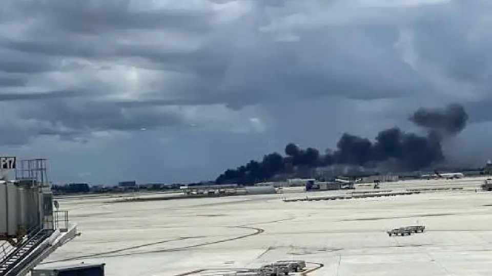 Una intensa columna de humo negro se elevó tras el accidente registrado este 6 de septiembre de 2026 en Miami./ Captura de pantalla