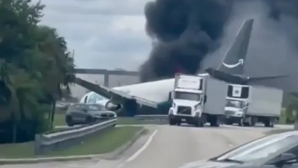 VIDEO: Avión de Prime Air se sale de la pista y se incendia en aeropuerto de Miami | RÉCORD