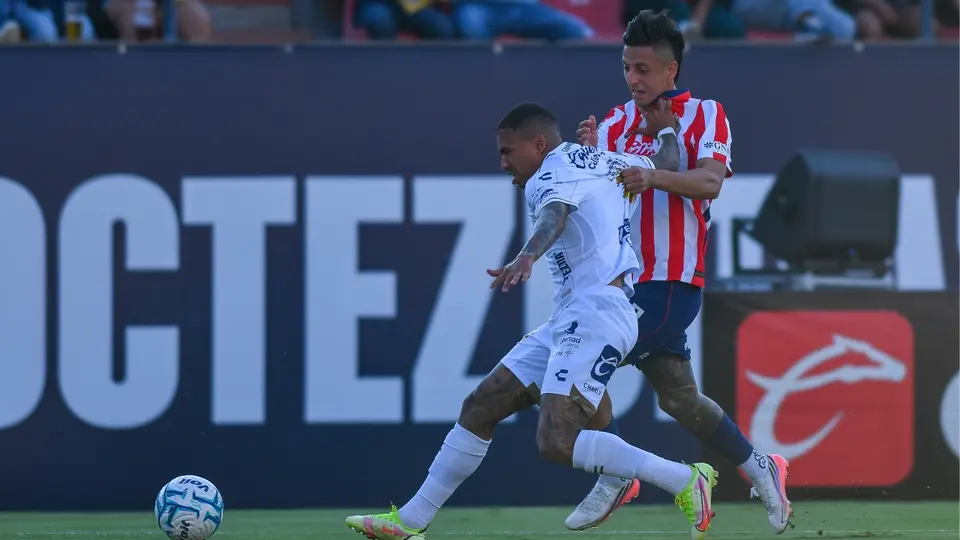'Piojo' Alvarado en el partido de Chivas contra Atlético San Luis | IMAGO 7