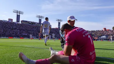 ¡Drama en el Alfonso Lastras! Andrés Sánchez sale entre lágrimas tras grave lesión ante Chivas