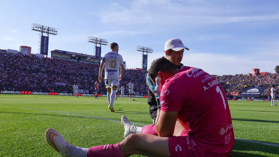 ¡Drama en el Alfonso Lastras! Andrés Sánchez sale entre lágrimas tras grave lesión ante Chivas