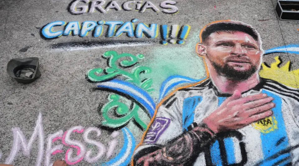Homenajes afuera del Estadio Monumental para Lionel Messi y su partido de despedida con Argentina | AP