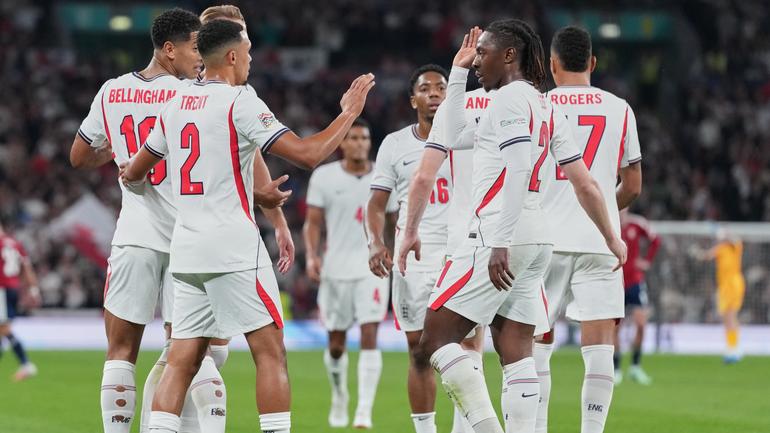 Inglaterra festeja el autogol de Vladimir Coufal | AP
