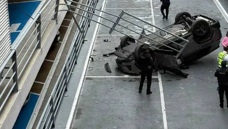 VIDEO: ¿Qué pasó en Galerías Coapa? Camioneta cae desde estacionamiento y termina volcada