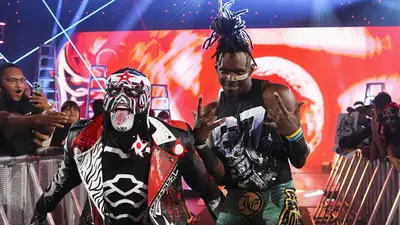¿Favorito en MITB? Penta aumenta su racha positiva en Monday Night Raw al vencer a The Vision junto a Je'von Evans