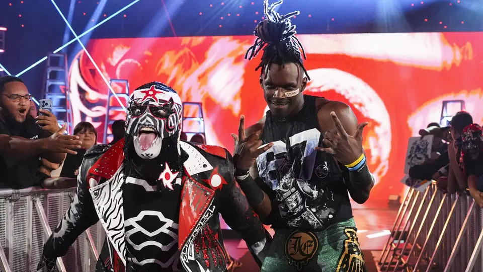 ¿Favorito en MITB? Penta aumenta su racha positiva en Monday Night Raw al vencer a The Vision junto a Je'von Evans