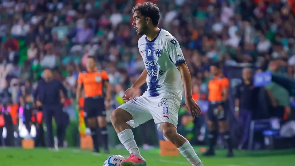 Íker Fimbres enfrentando a León en un partido de Liga MX con Monterrey | MEXSPORT