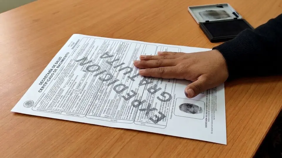 Dar a luz en casa no es un delito por sí mismo, aunque la falta de documentación puede complicar el registro del recién nacido / Gemini