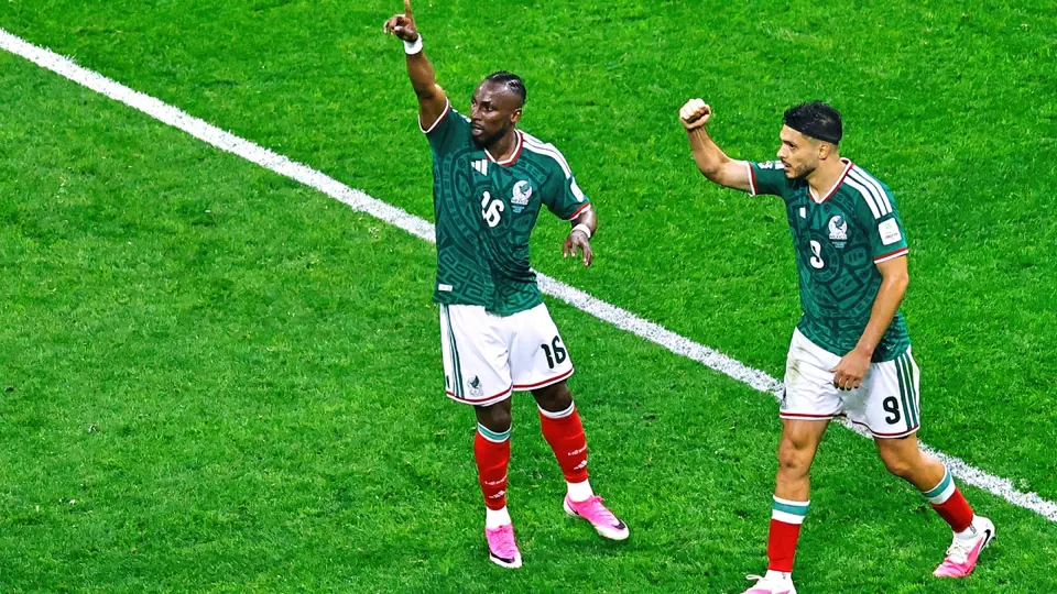 Julián Quiñones y Raúl Jiménez en celebración con la Selección Mexicana | IMAGO 7