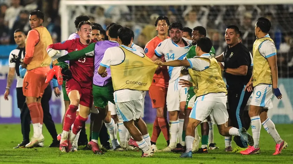 Pelea entre jugadores de Guatemala y Surinam en la Liga de Naciones de Concacaf | AP