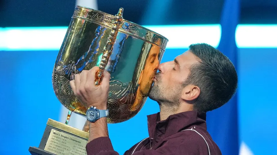 Djokovic conquista el Abierto de China tras retiro por lesión de De Miñaur