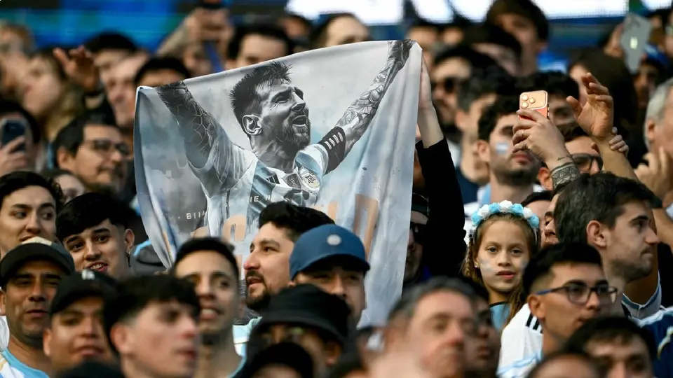 Afición de Argentina con una lona dedicada para Lionel Messi | AFP