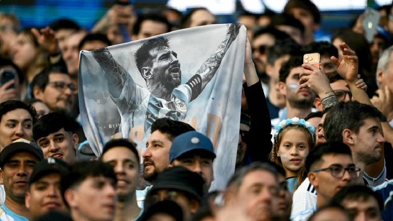 Afición de Argentina con una lona dedicada para Lionel Messi | AFP