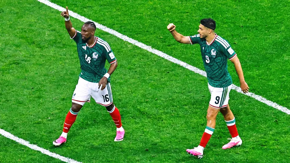 Julián Quiñones y Raúl Jiménez en celebración con la Selección Mexicana | IMAGO 7