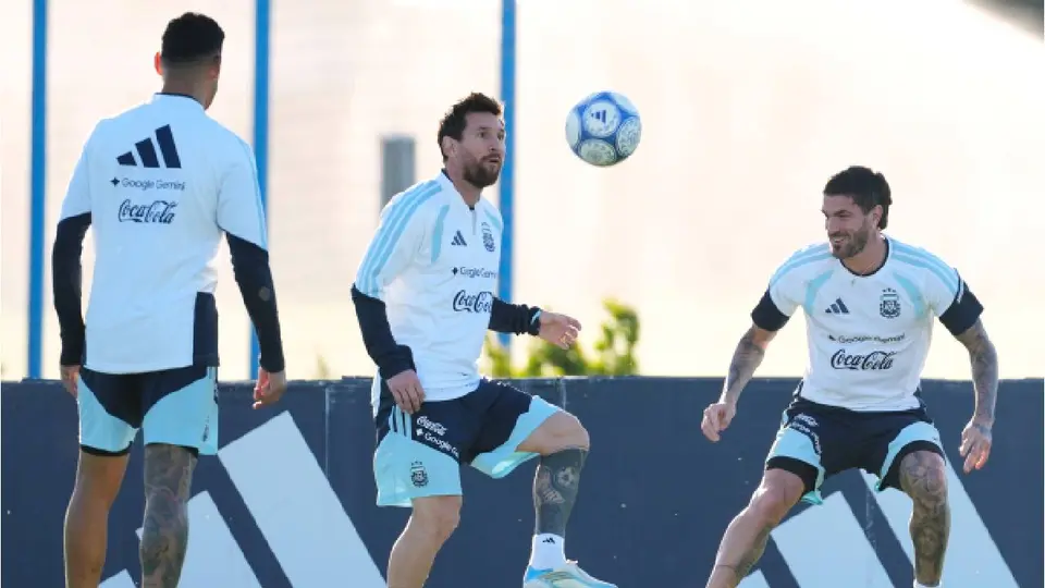 Messi y sus compañeros en Argentina en un entrenamiento | AP