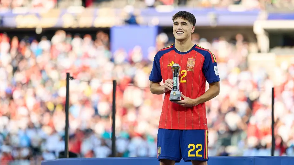 Pau Cubarsí con su Premio al Mejor Jugador Joven en el Mundial 2026 | MEXSPORT