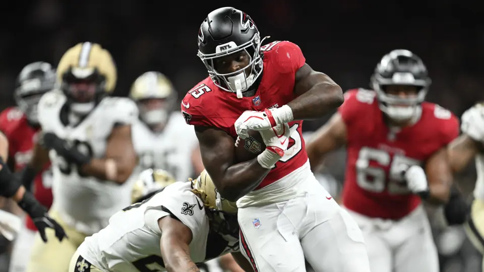 Brian Robinson Jr fue artífice de los Falcons con tres anotaciones | AP