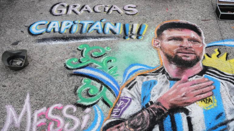 Dibujo de Lionel Messi en su despedida | AP