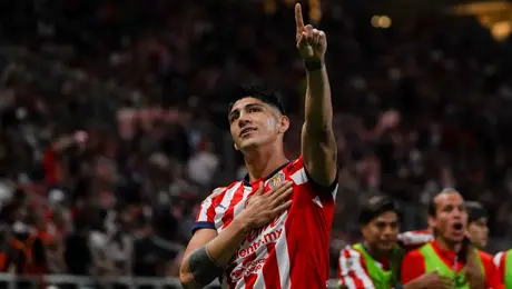 ¡Inesperado regreso! Alan Pulido volverá a vestir la camiseta de Chivas