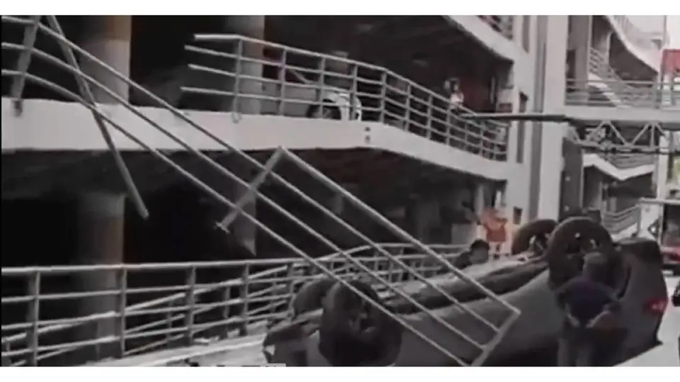 El vehículo atravesó una barrera de protección antes de caer dentro del estacionamiento del centro comercial./ Captura de pantalla