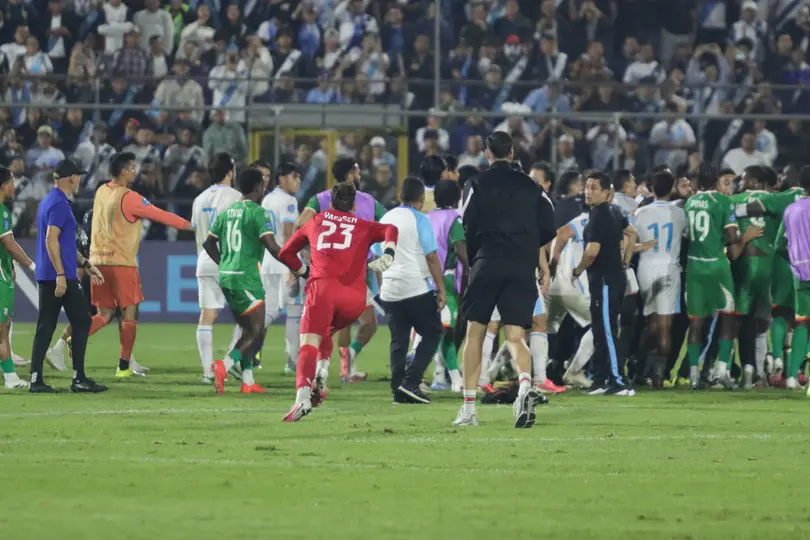 Pelea al final del encuentro entre Guatemala vs Surinam de Nations League | X:@EUDeportes