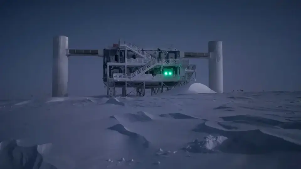 El Observatorio IceCube ocupa aproximadamente un kilómetro cúbico de hielo en la Antártida y cuenta con sensores de luz / NSF