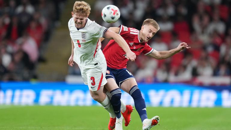 Lewis Hall pelea el balón con Matej Radosta | AP